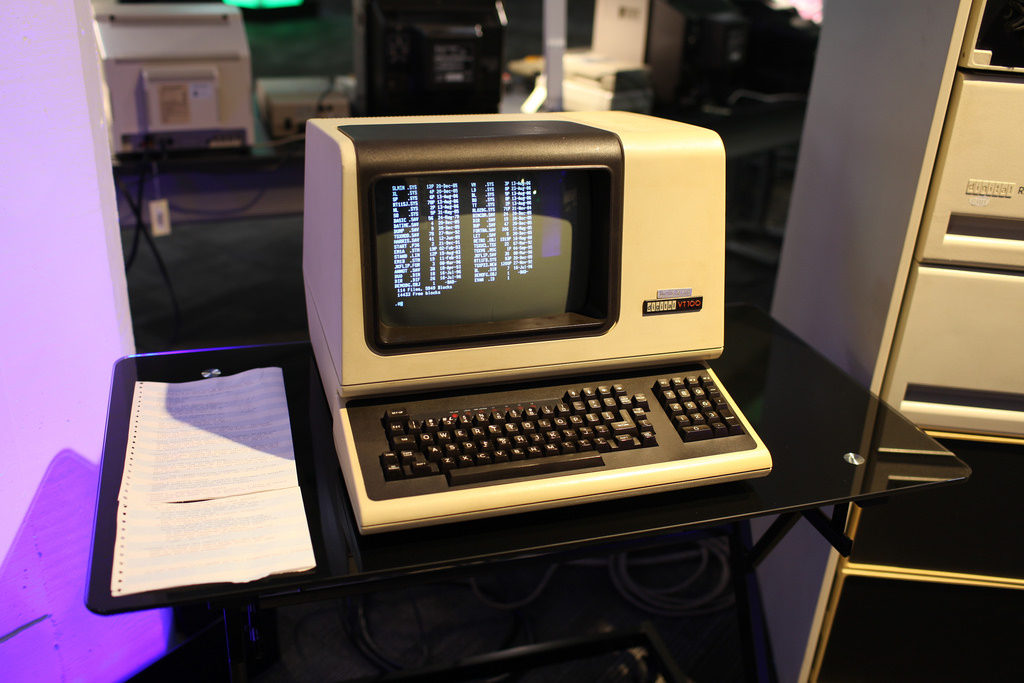 DEC VT100 终端（图片来源：Flickr - Jason Scott，CC-BY-2.0）