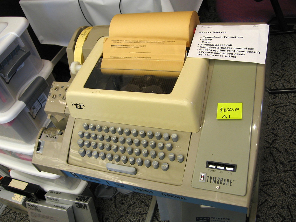 ASR-33 电传打字机（图片来源：Flickr - Marcin Wichary，CC-BY-2.0）